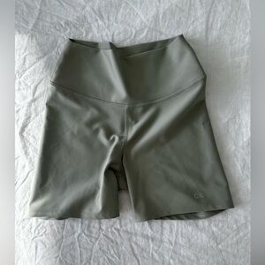 Alo High Waist Airlift Biker Short Size S NWT limestone 3”
